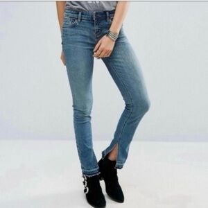 Free people medium wash straight legs side slit raw hem casual denim jeans